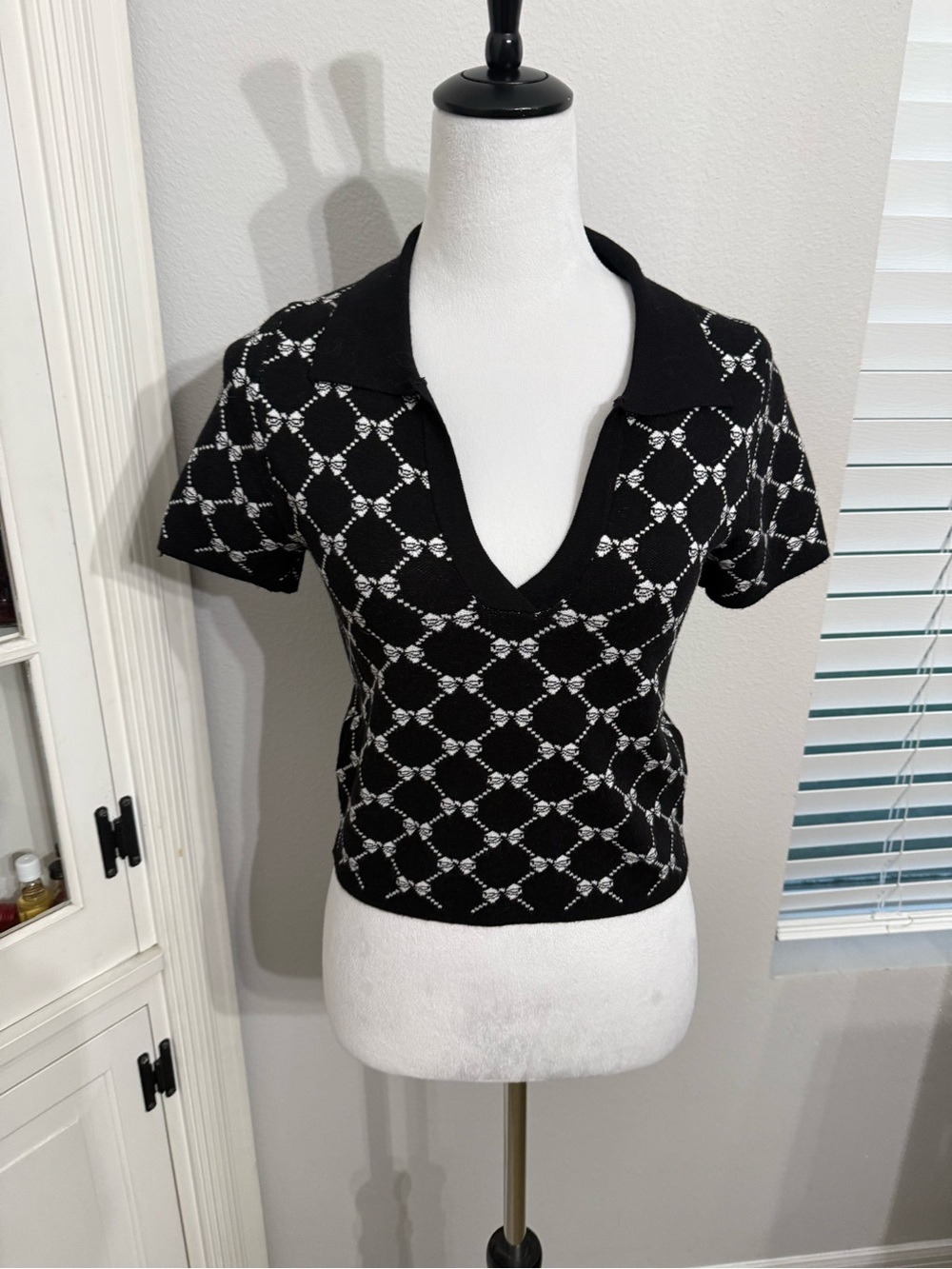Luna Ivy Women's Black Short Sleeve Knit Polo Crop Top with White Pattern